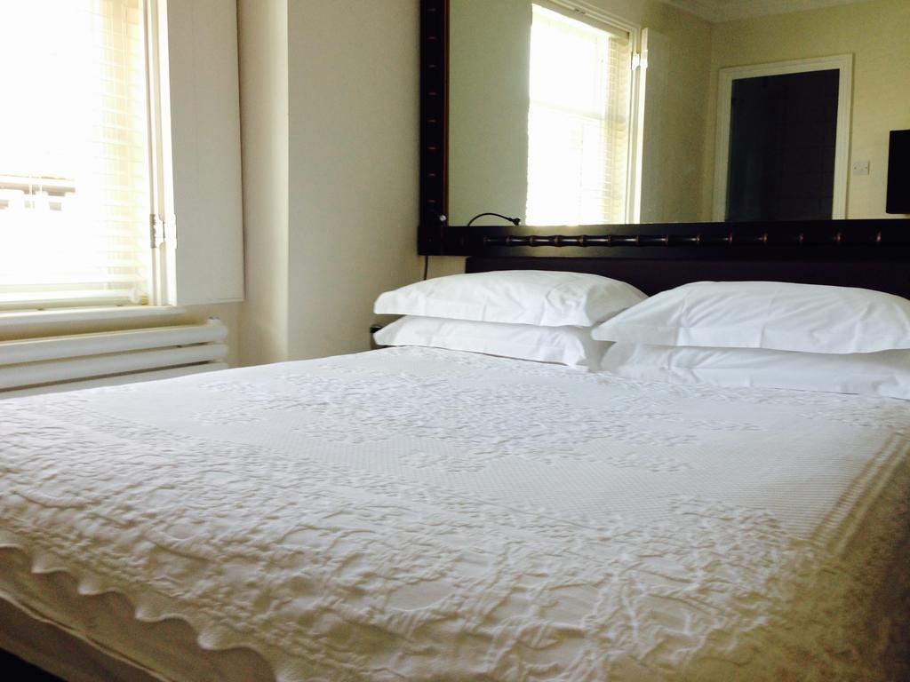 The Bell Inn Hotel Horndon-on-the-Hill Habitación foto